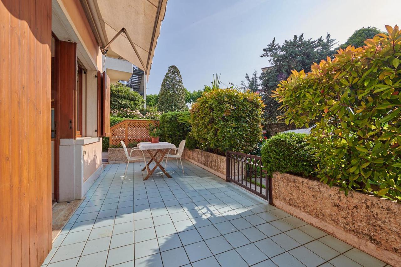 Front Lake Studio With Loft Bed And Pool Bardolino Exterior foto