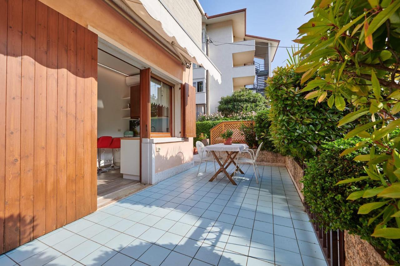 Front Lake Studio With Loft Bed And Pool Bardolino Exterior foto